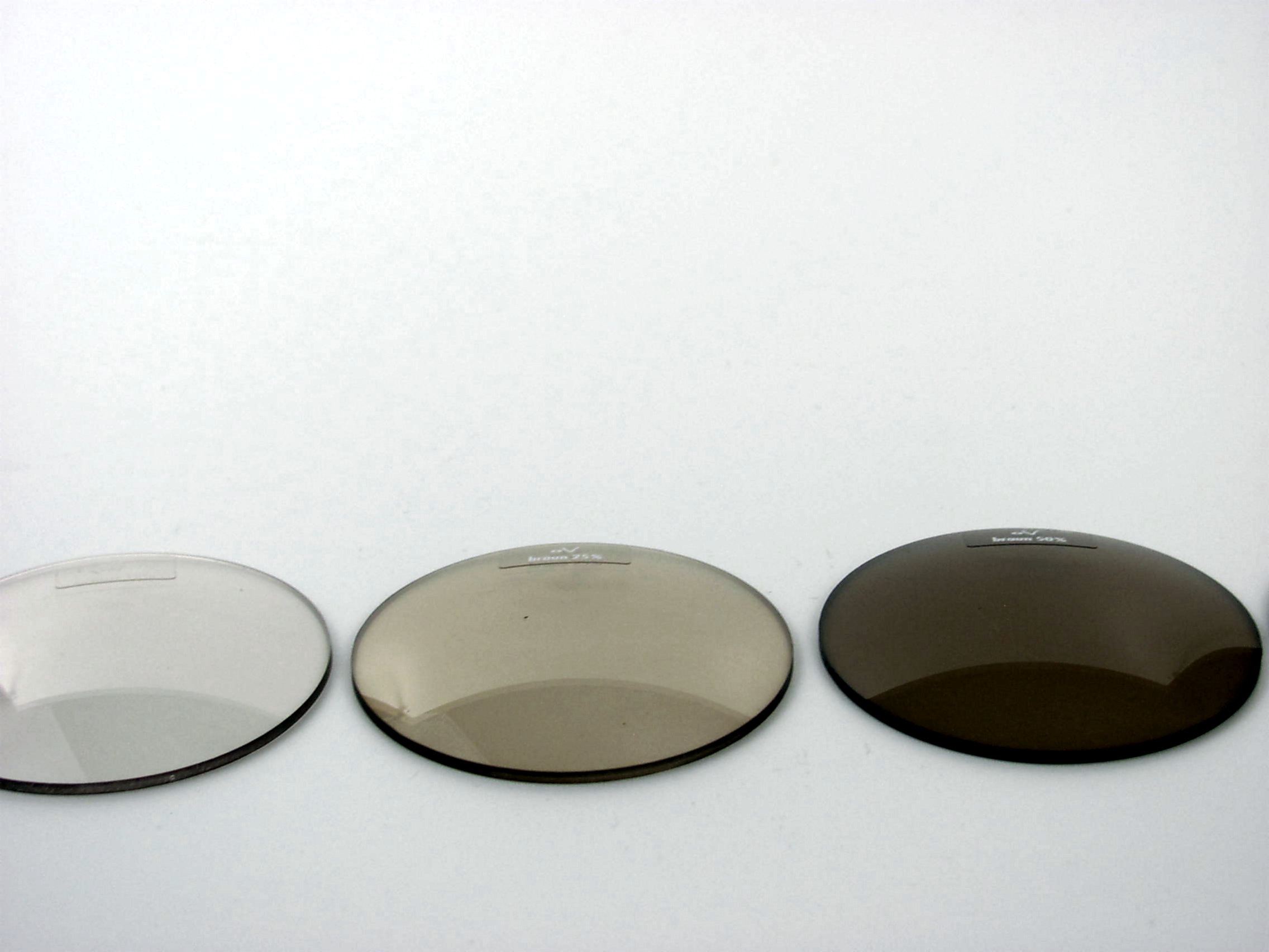 Kunststoff Einstärkengläser selbsteintönend mit Hartschicht und Superentspiegelung Index 1,6